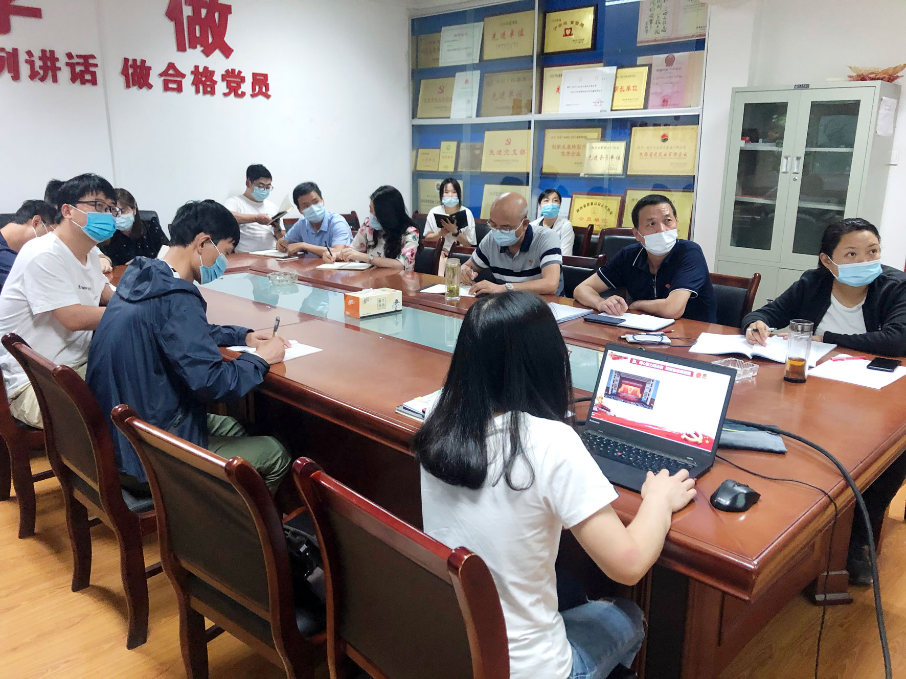 院第二黨支部組織全體黨員深入學(xué)習(xí)貫徹全國兩會(huì)精神